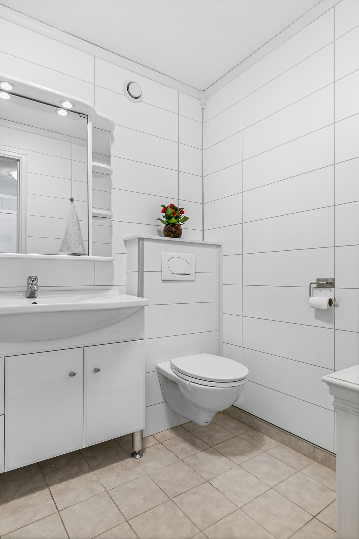 Badet er sammenslått fra tidligere renovering, dette gir god romfølelse