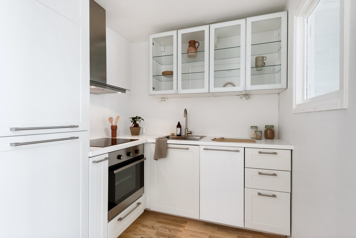 Pent og praktisk kjøkken med integrerte hvitevarer Galleribilde