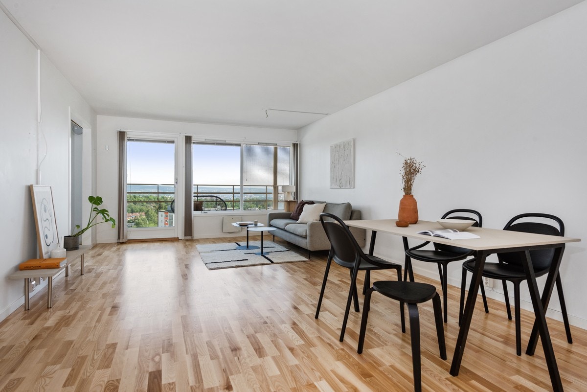 Romslig stue som har god plass til både sofagruppe og spisestue Galleribilde