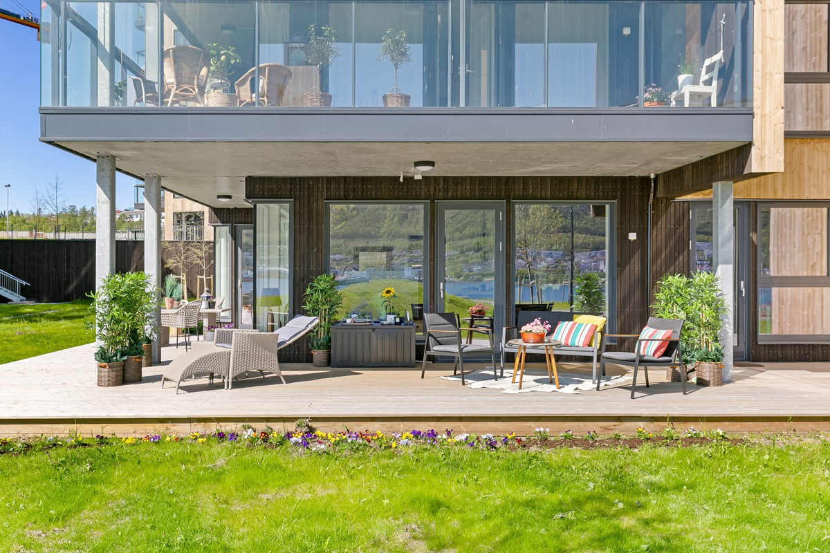 I front med fantastisk utsikt fra stue, soverom og hybel/kontor er det utgang til terrasse på 46 kvm