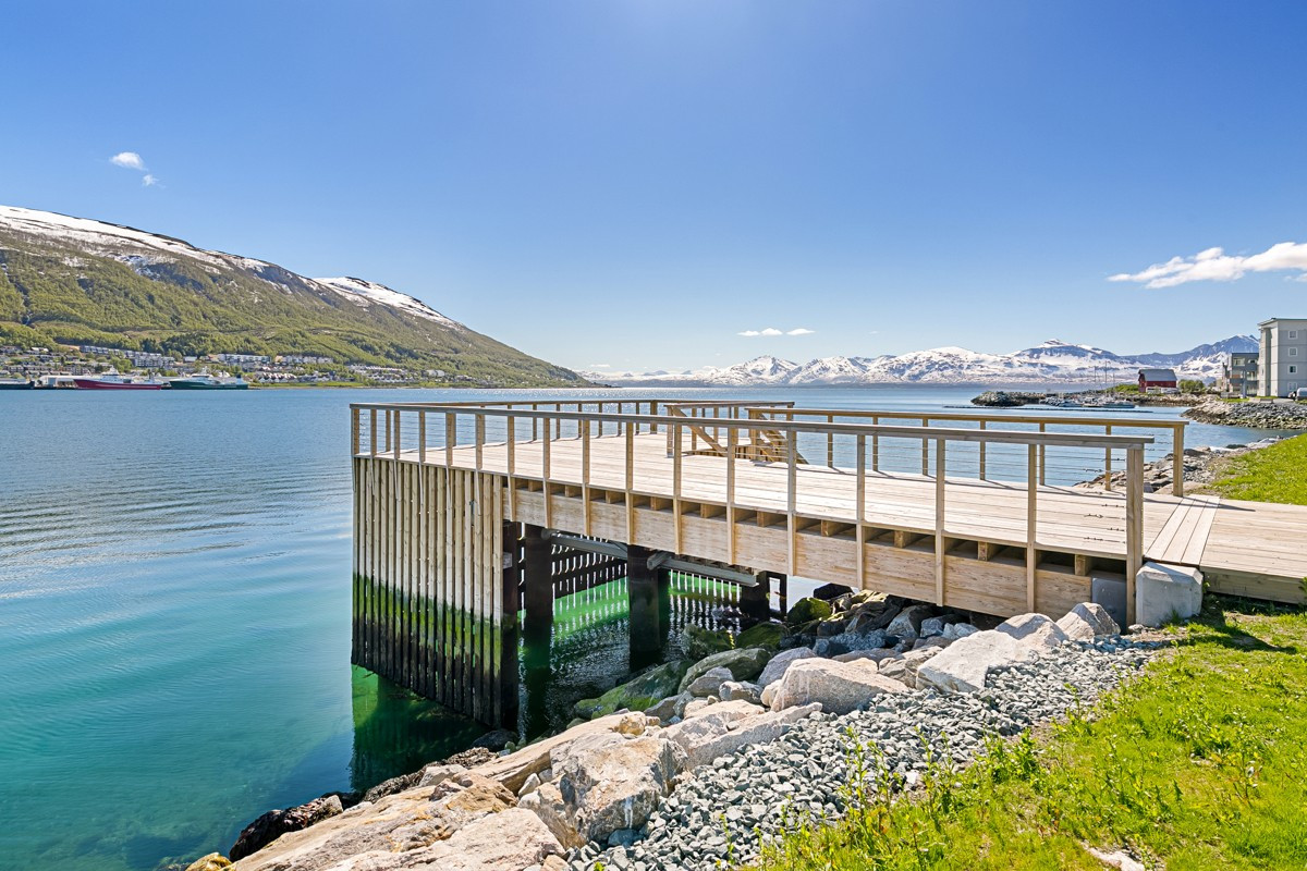 Sjøpark med gapahuk, fiskebrygge og kanoplass rett utenfor, samt planlagt badestrand