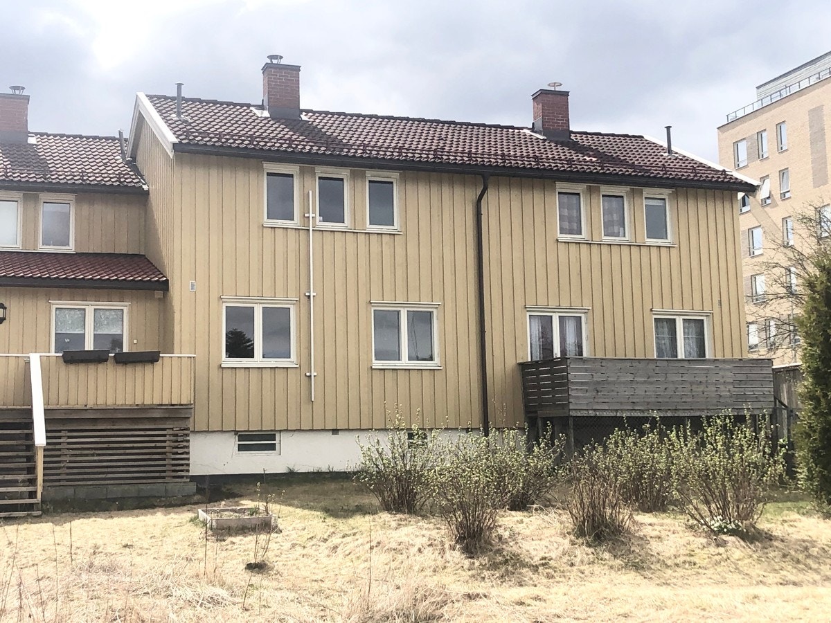 Nordsiden/baksiden av huset. Her er det mulighet til å sette inn veranda og verandadør/bygge ut huset. Galleribilde