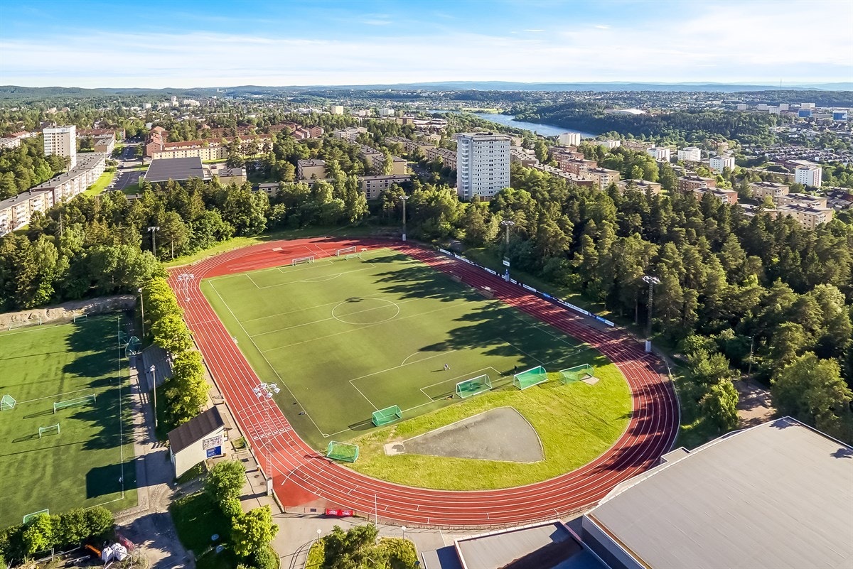 Oppsal arena med løpebane, fotballbaner og innendørs flerbrukshall Galleribilde