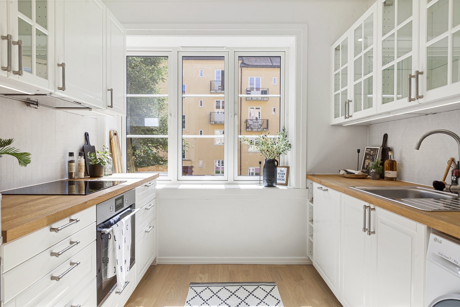 Hele leiligheten vender mot pent opparbeidet bakgård Galleribilde