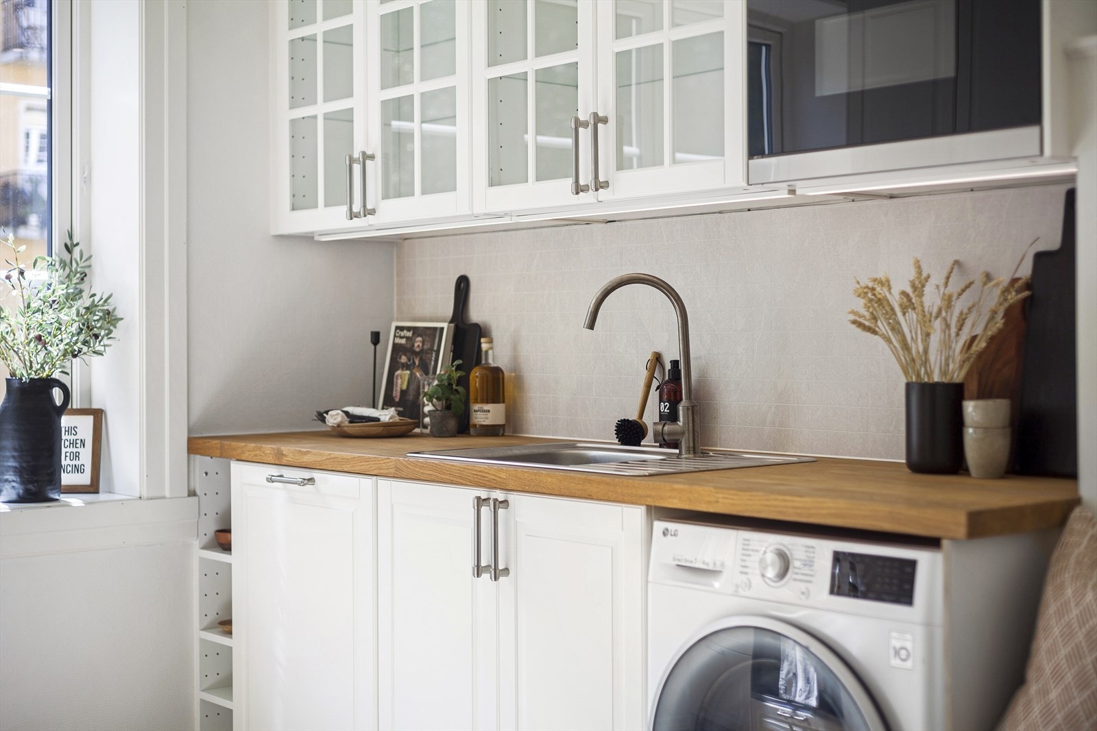 Opplegg for vaskemaskin under kjøkkenbenk Galleribilde