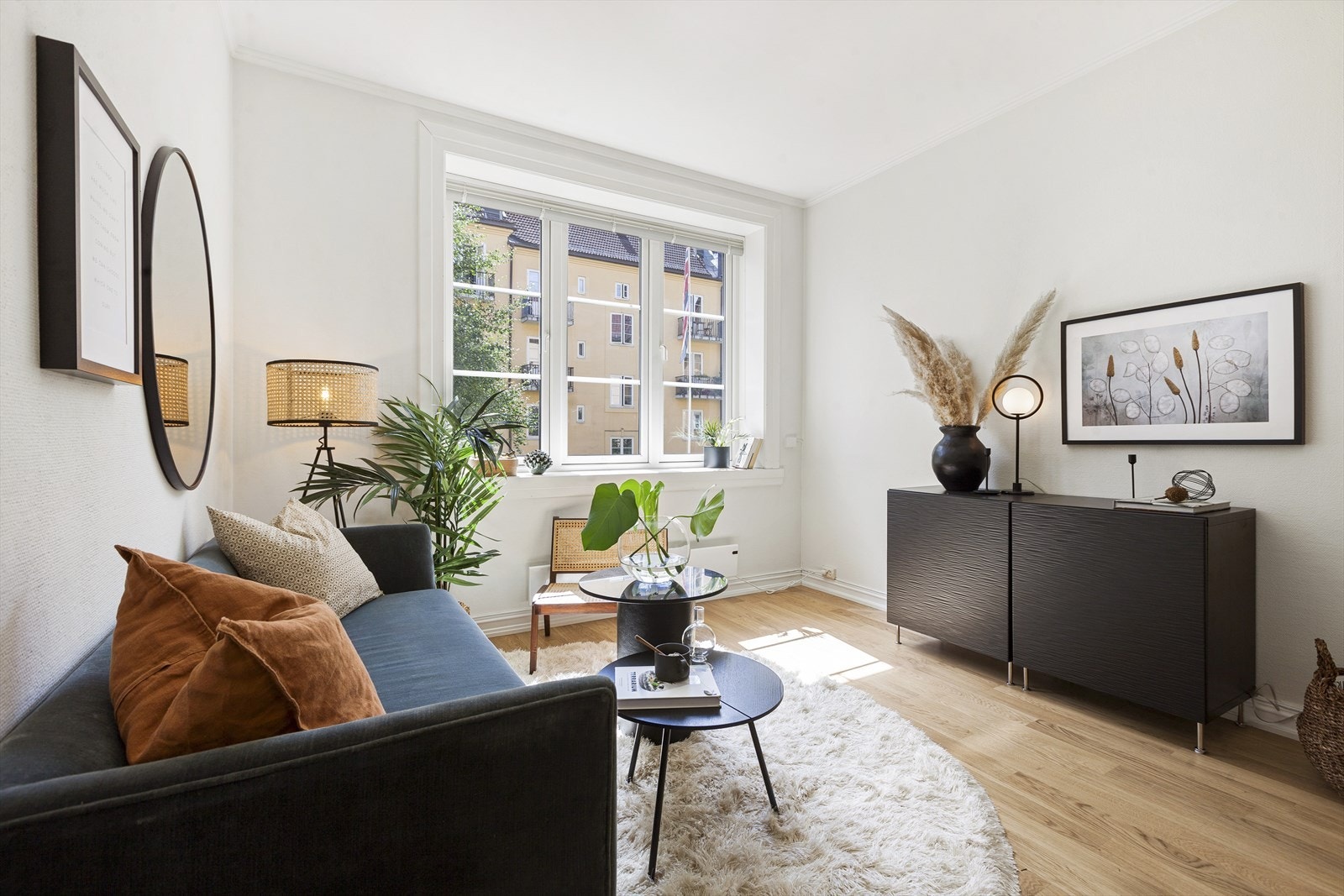 Stor vindusflate som gir godt med naturlig lysinnslipp og en luftig romfølelse Galleribilde