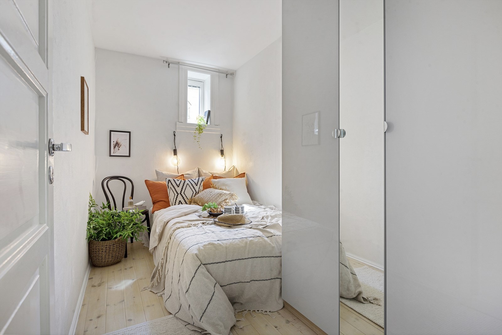 Soverom med plass til seng og oppbevaring i medfølgende garderobeskap Galleribilde