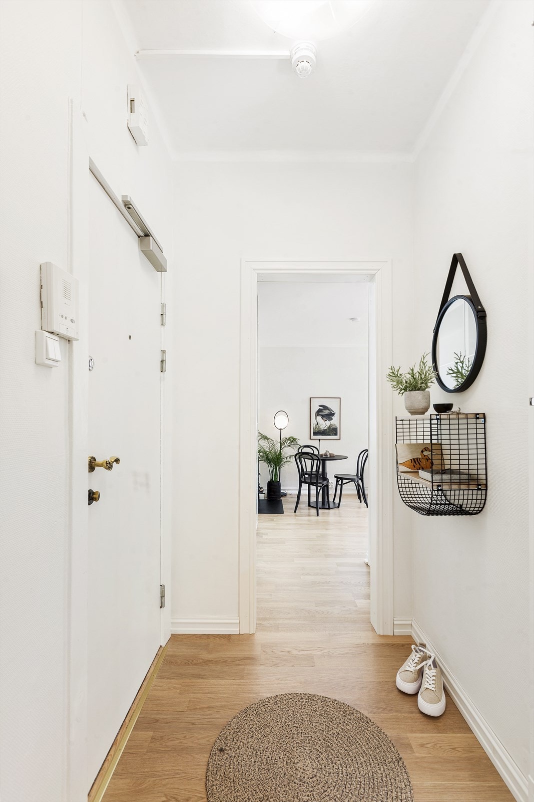 Lys entré med plass til å henge fra seg jakker og sette fra seg sko. Galleribilde