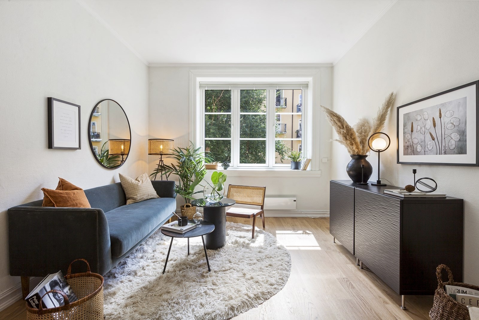 Lys stue med god plass til sofa, bord, tv med tilhørende møblement Galleribilde