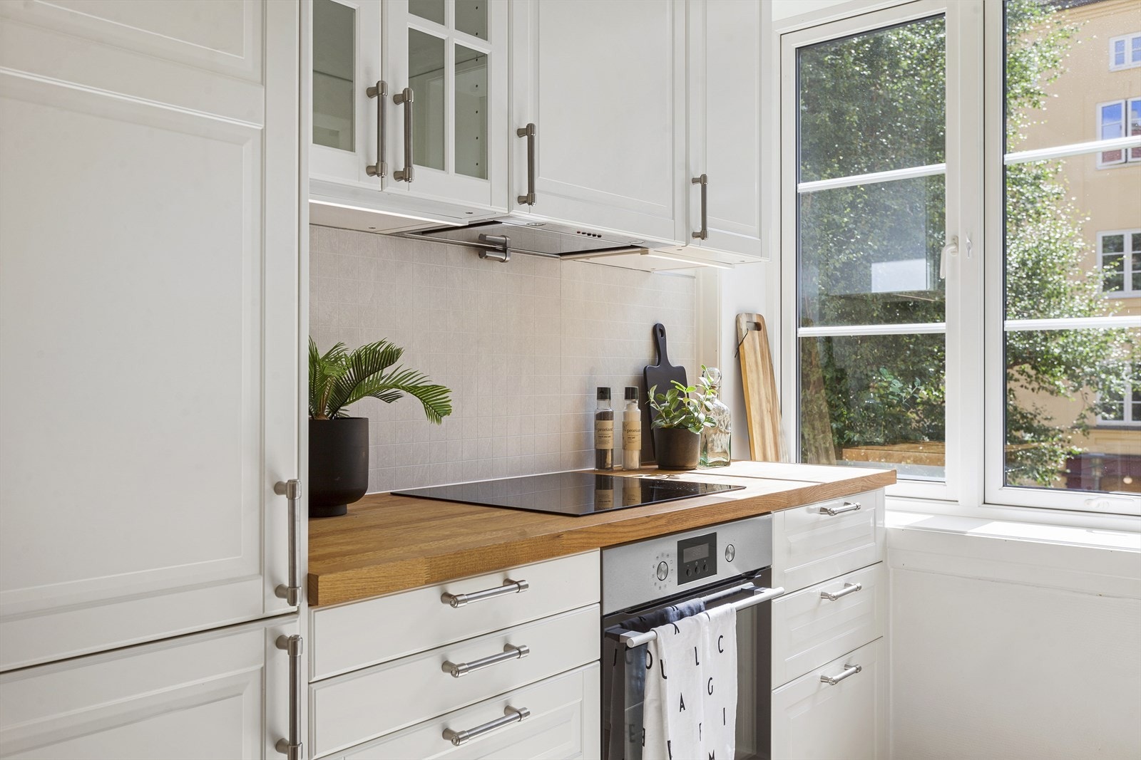 Kjøkkenet består av profilerte fronter, benkeplater i tre og integrerte hvitevarer Galleribilde