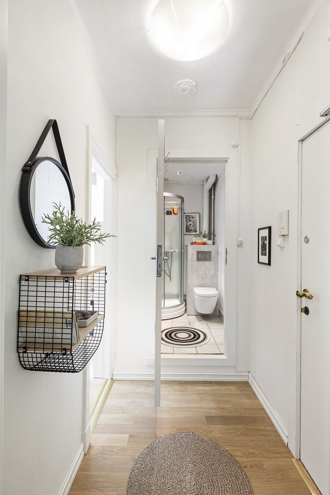 Fra entréen er det adkomst til stuen, kjøkkenet og baderommet Galleribilde