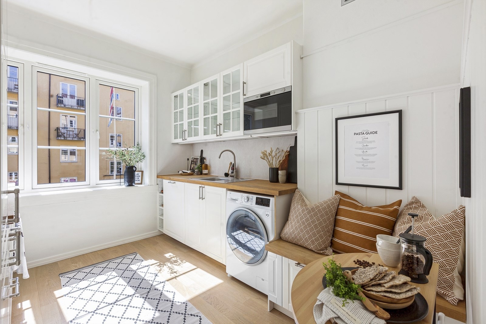 Flott kjøkken fra 2017 med spiseplass Galleribilde