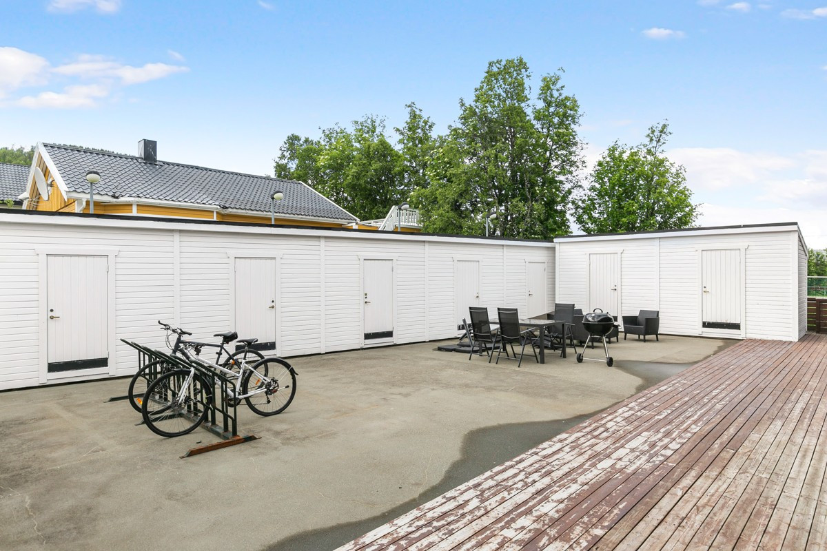 Bakgård med bodanlegg