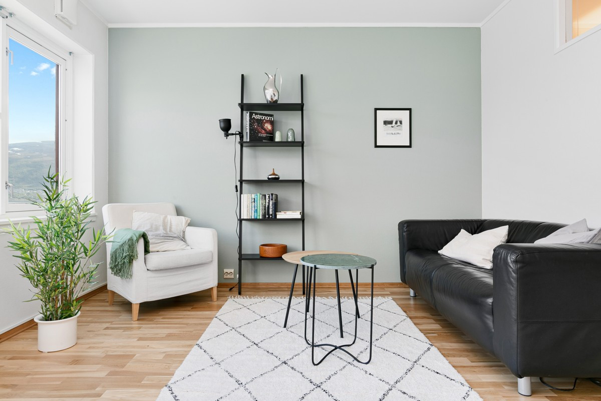 Stue malt i moderne og lyse farger med god plass til sofagruppe