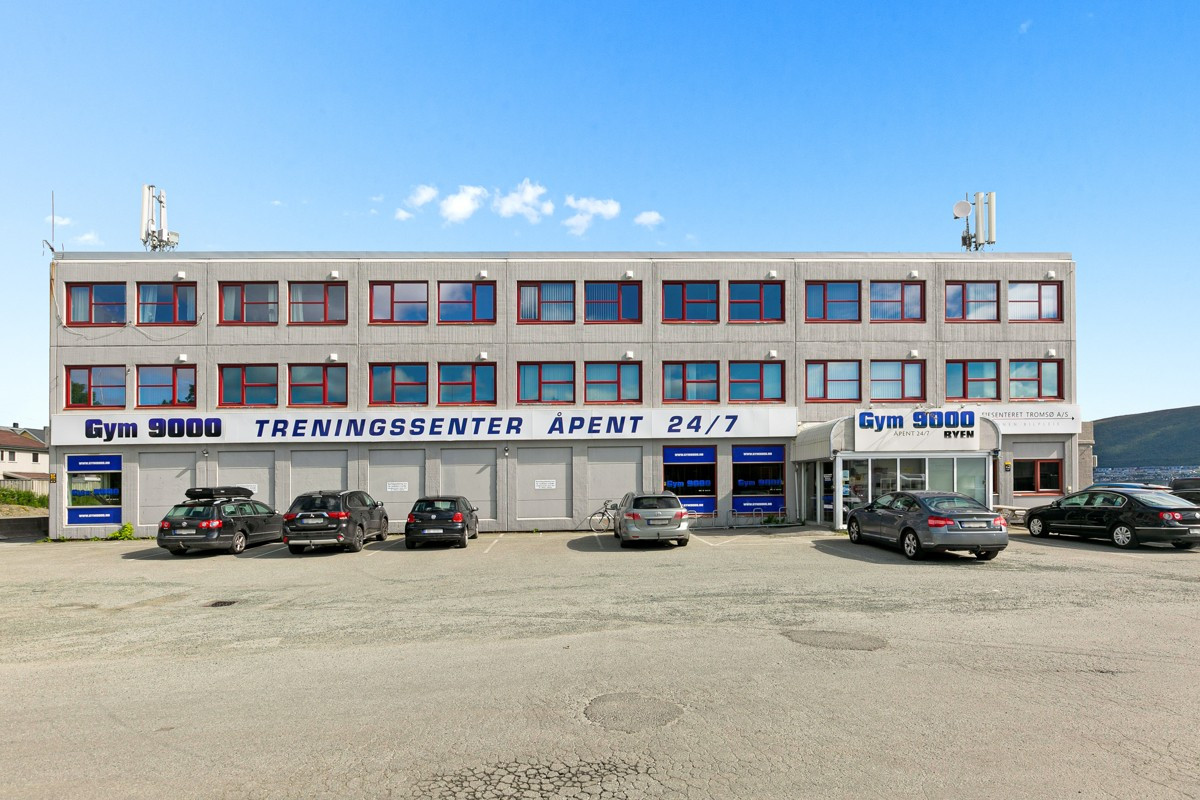 Fasade - i byggets 1. etasje ligger treningssenter. Matbutikk og bussholdeplass i umiddelbar nærhet