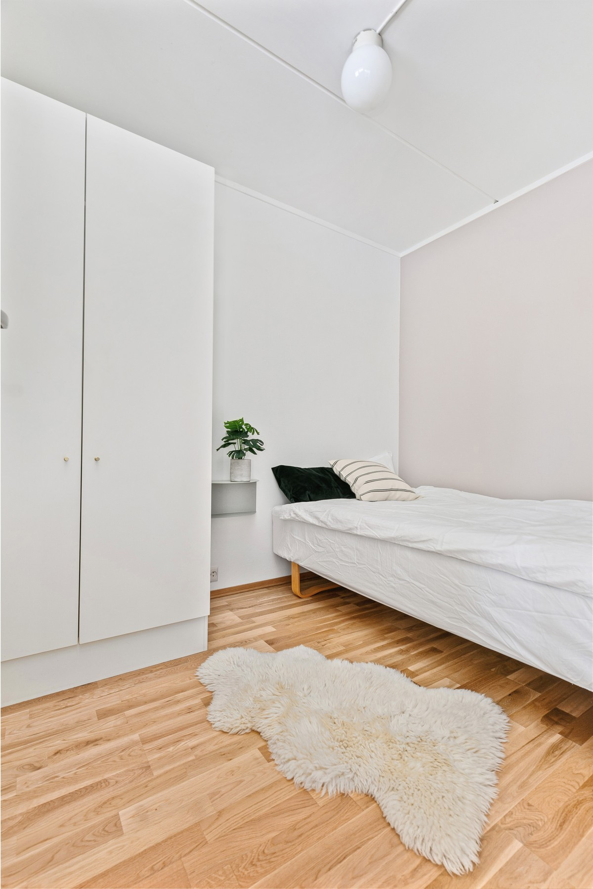 Sovealkove med garderobeplass