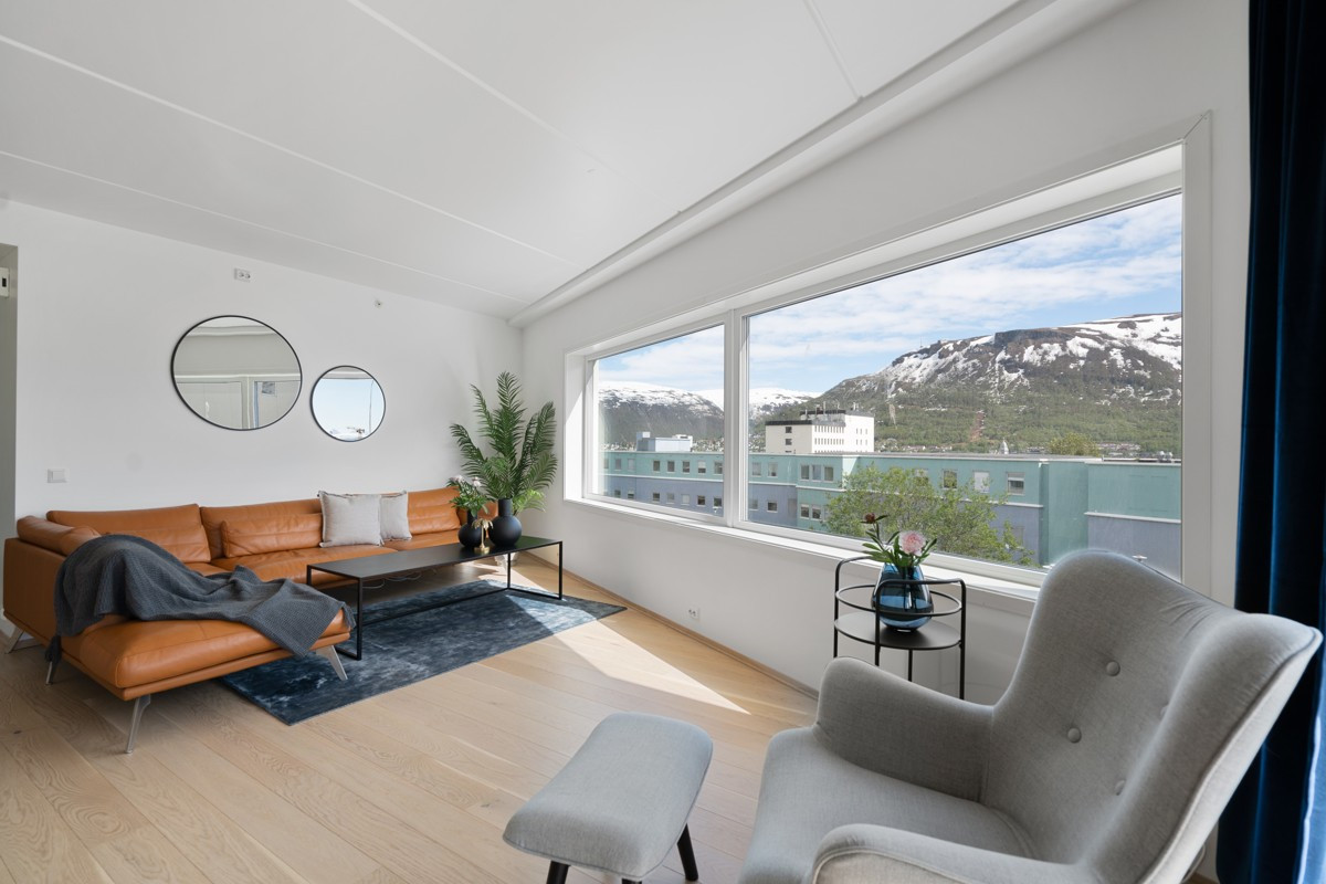 Store vindusflater og utgang til sørvendt terrasse med som strekker seg langs boligens fremside