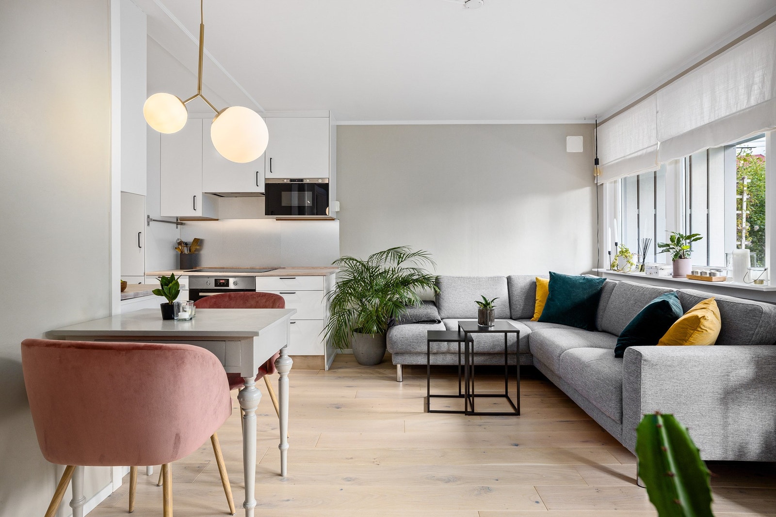 Stuen har god plass til romslig sofa og spisebord Galleribilde