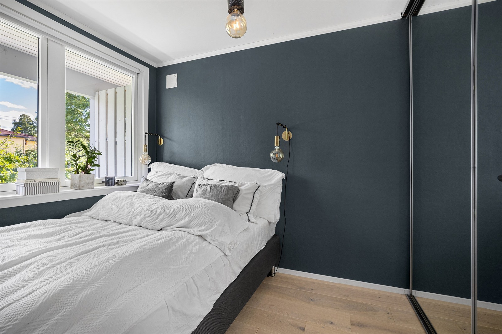 Soverom med det du trenger. God lagringsplass i skyvedørsgarderobe Galleribilde