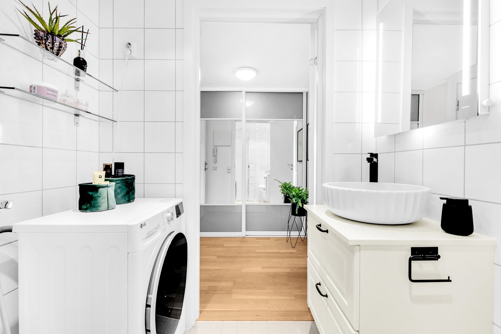 Lekkert flislagt bad med ny, moderne innrending fra i fjor. Vaskemaskin (2019) medfølger. Galleribilde