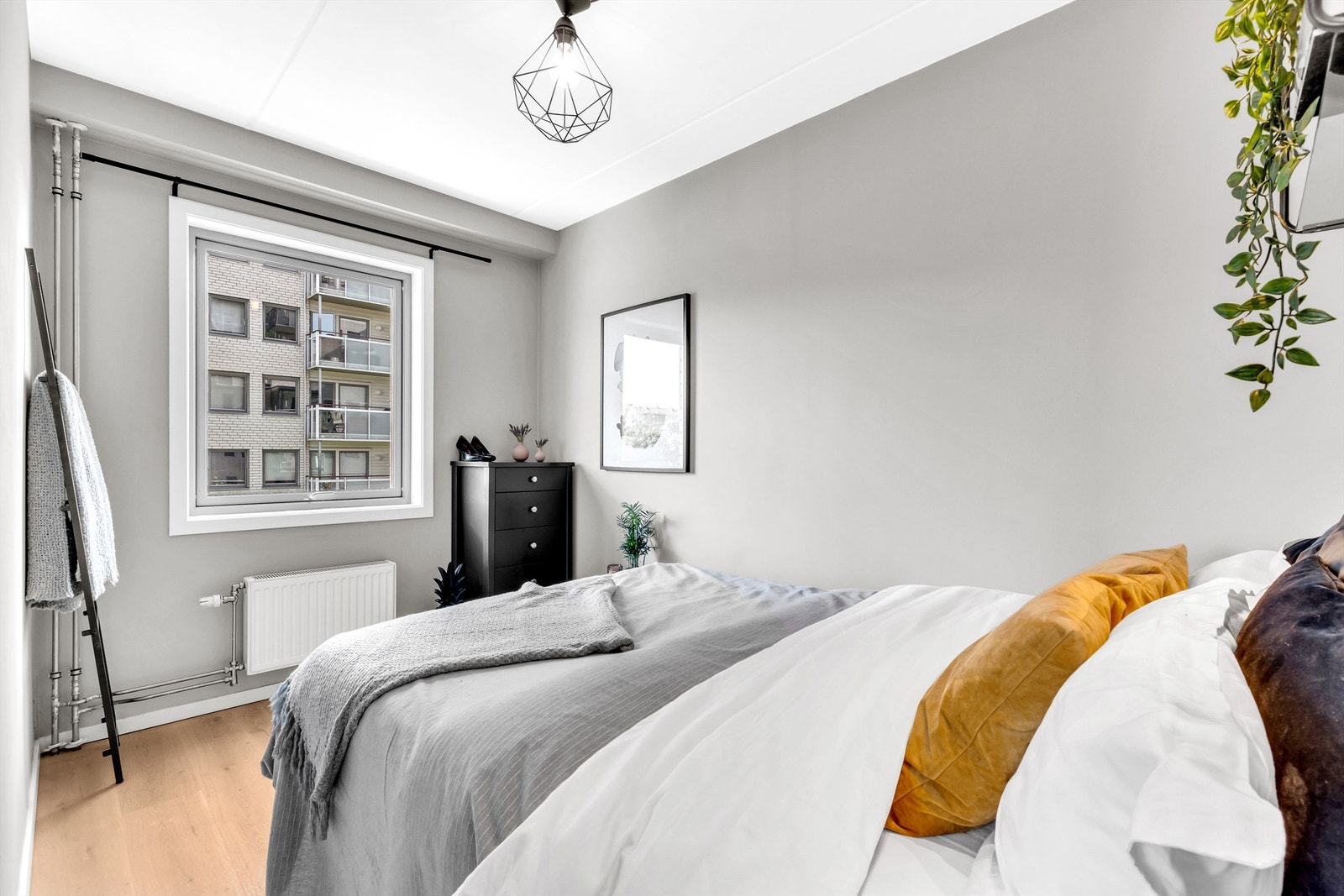 Plass til både dobbeltseng og kommode. Galleribilde