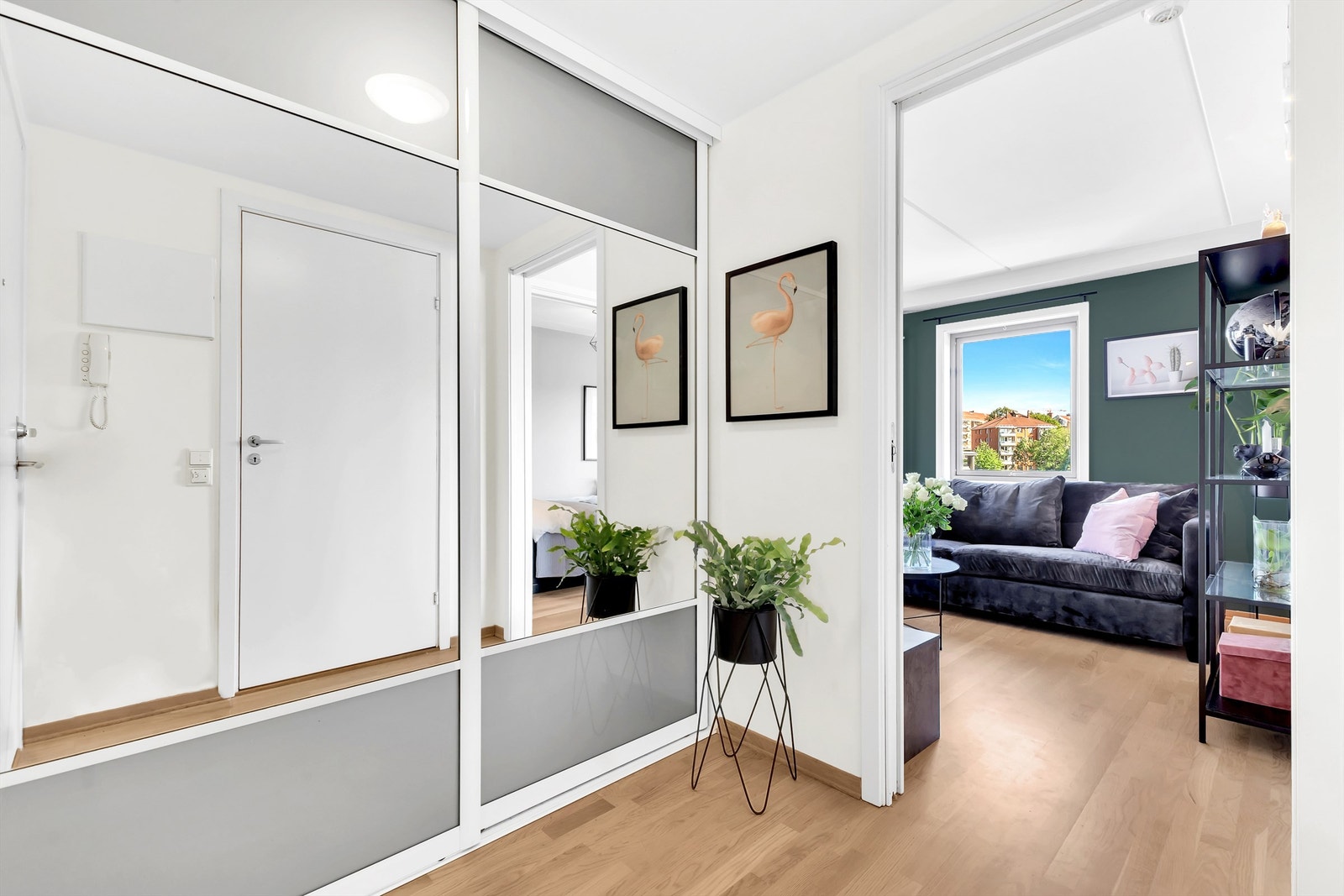 Gangen har en stor skyvedørsgarderobe for oppbevaring. Galleribilde