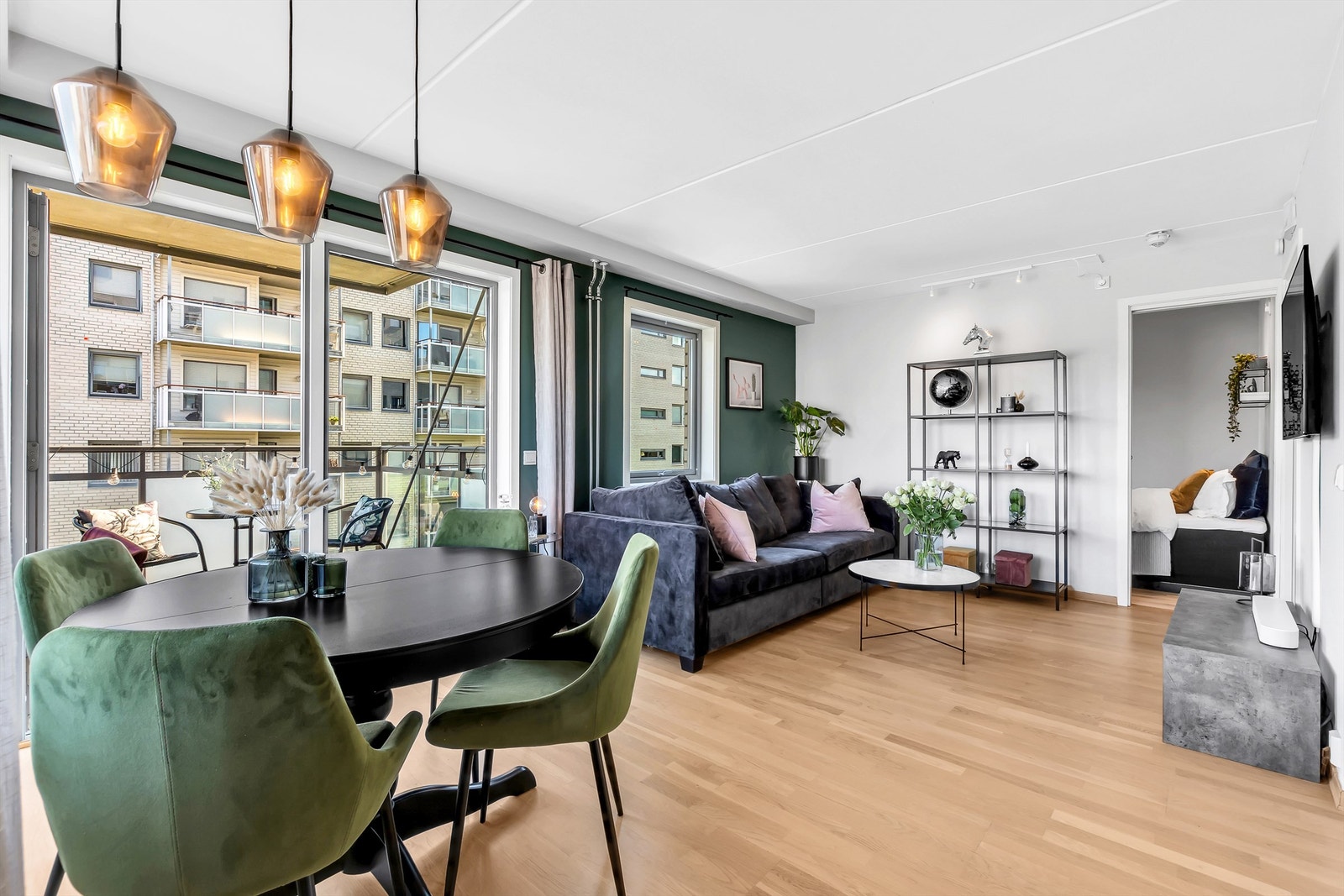 Delikat og flott stue malt i lekre farger. God plass til både spisegruppe og sofa med tilhørende salongbord. Galleribilde