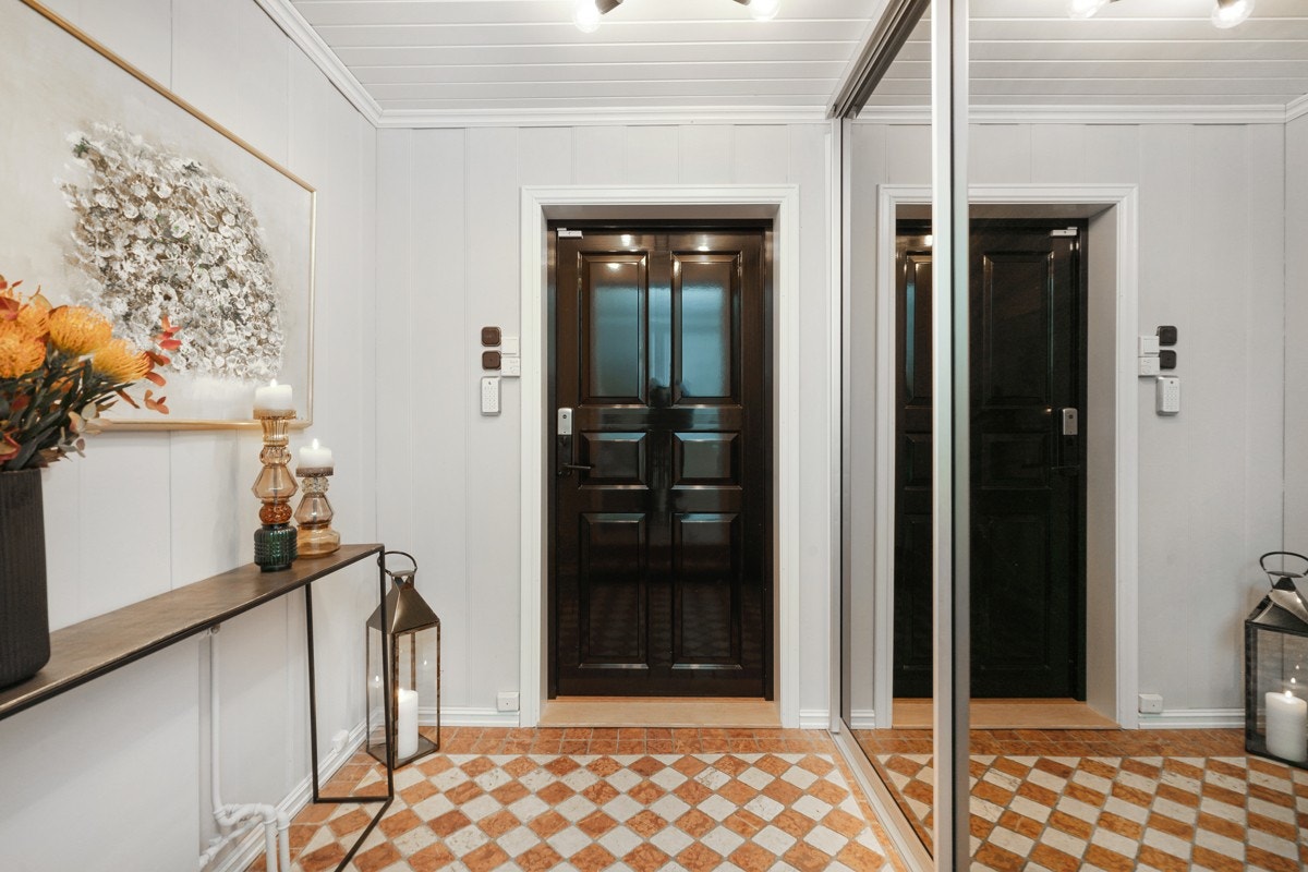 Entreen i hovedboligen gir et tiltalende inntrykk med stor skyverdørsgarderobe, gulvfliser, vegger i en lys fargetone og spotlights i himling. Galleribilde