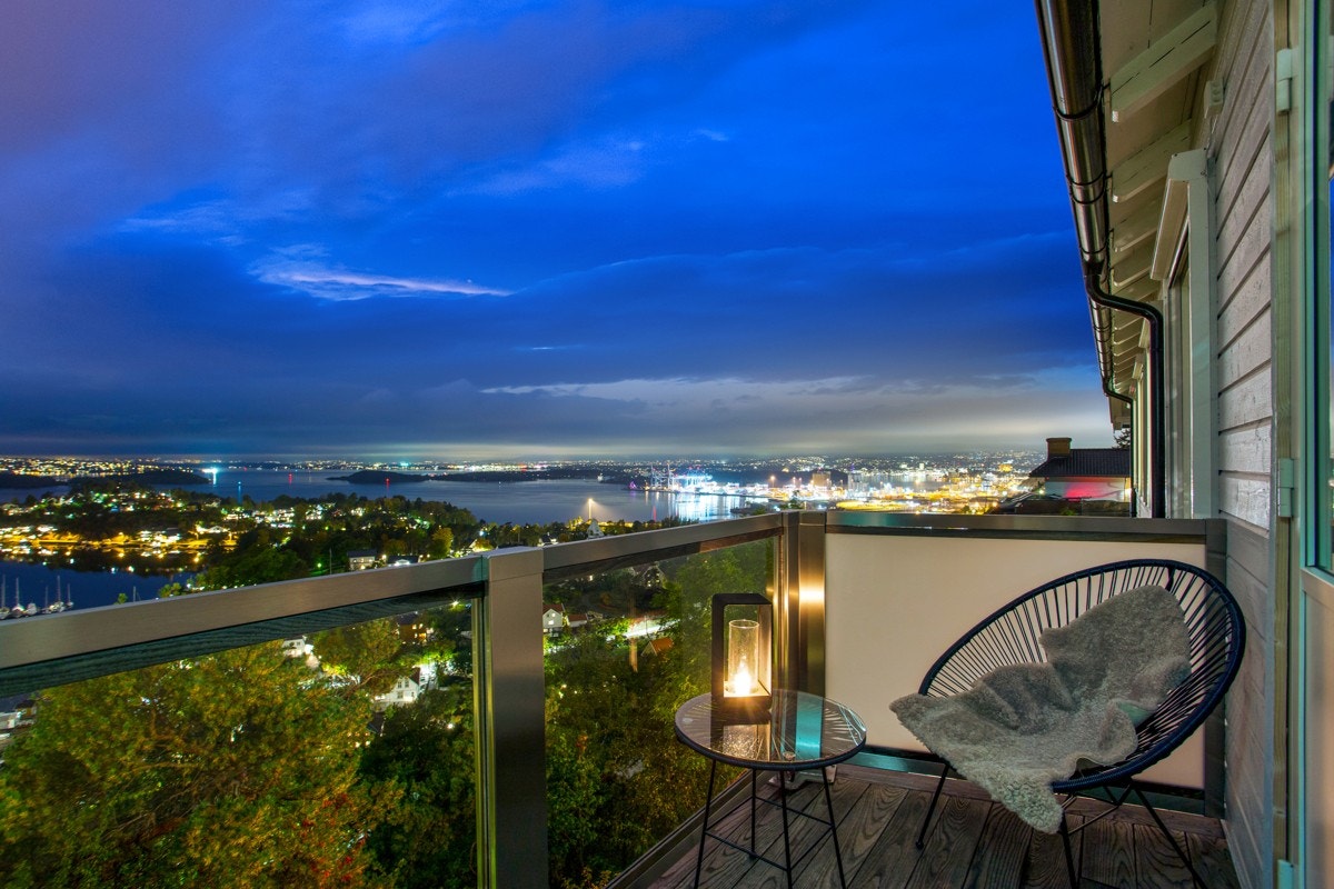 Kveldsstemning fra balkongen. Galleribilde