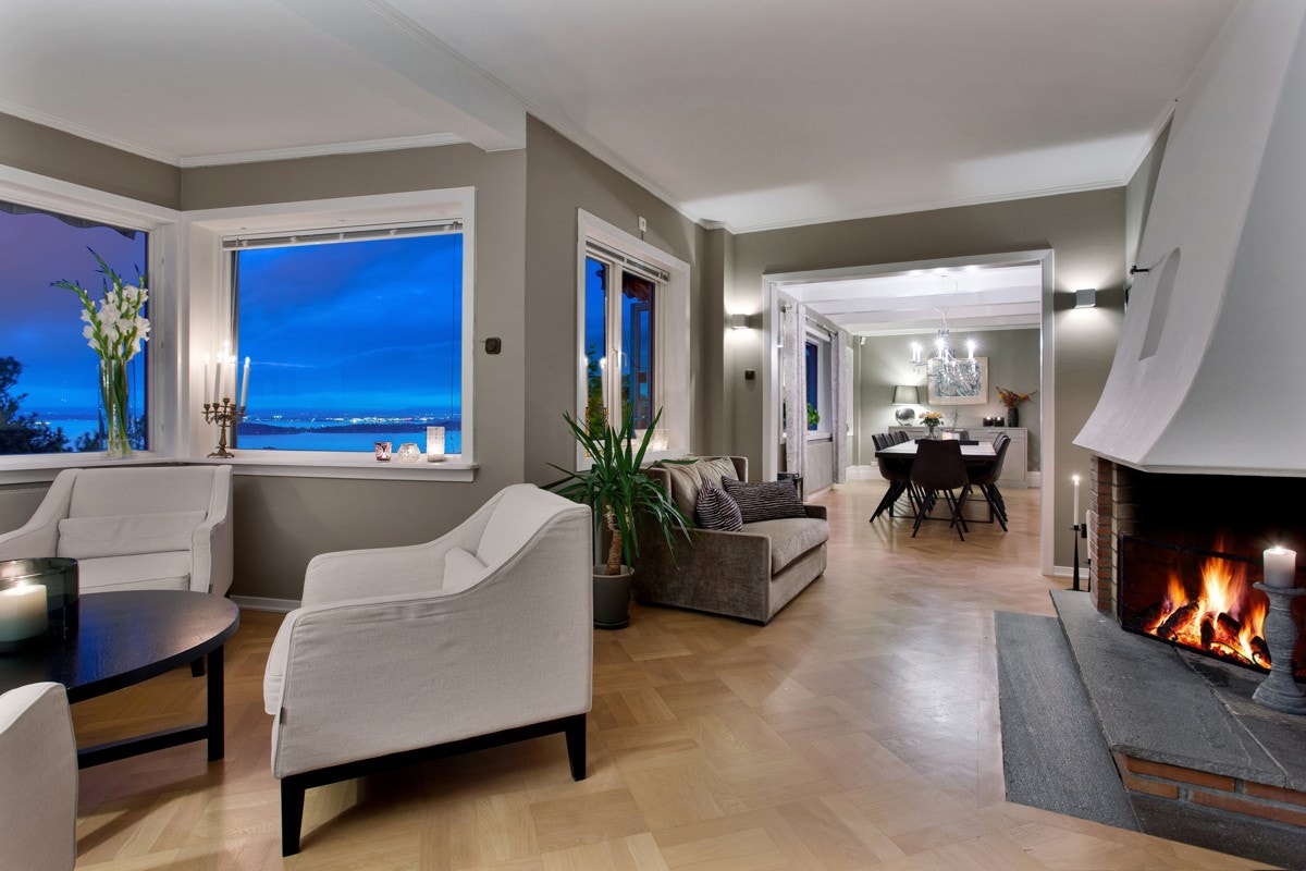 Stuen har massiv gruepeis, moderne belysning og et herlig vinduskarnapp. Galleribilde