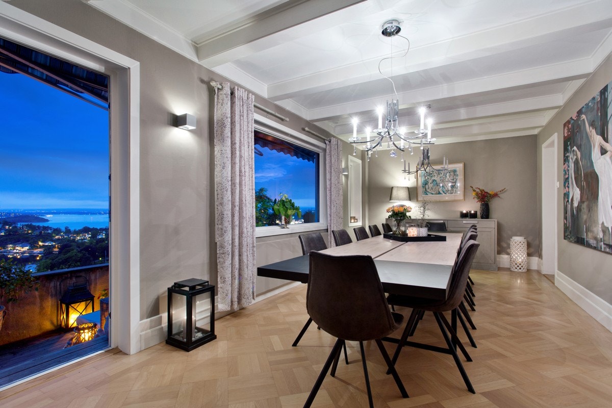 Fra stuen er det utgang til en stor terrasse. Galleribilde