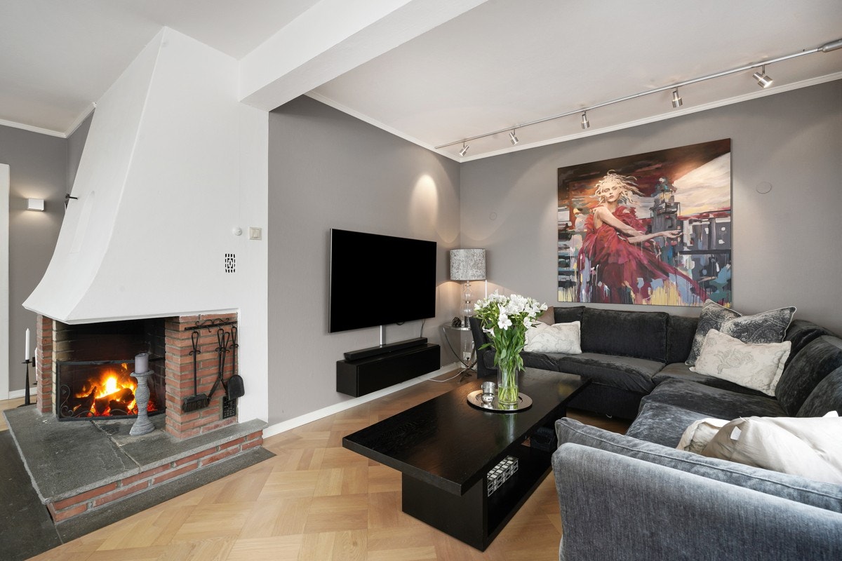 Tv-seksjonen blir ekstra koselig med peis ved siden av. Galleribilde