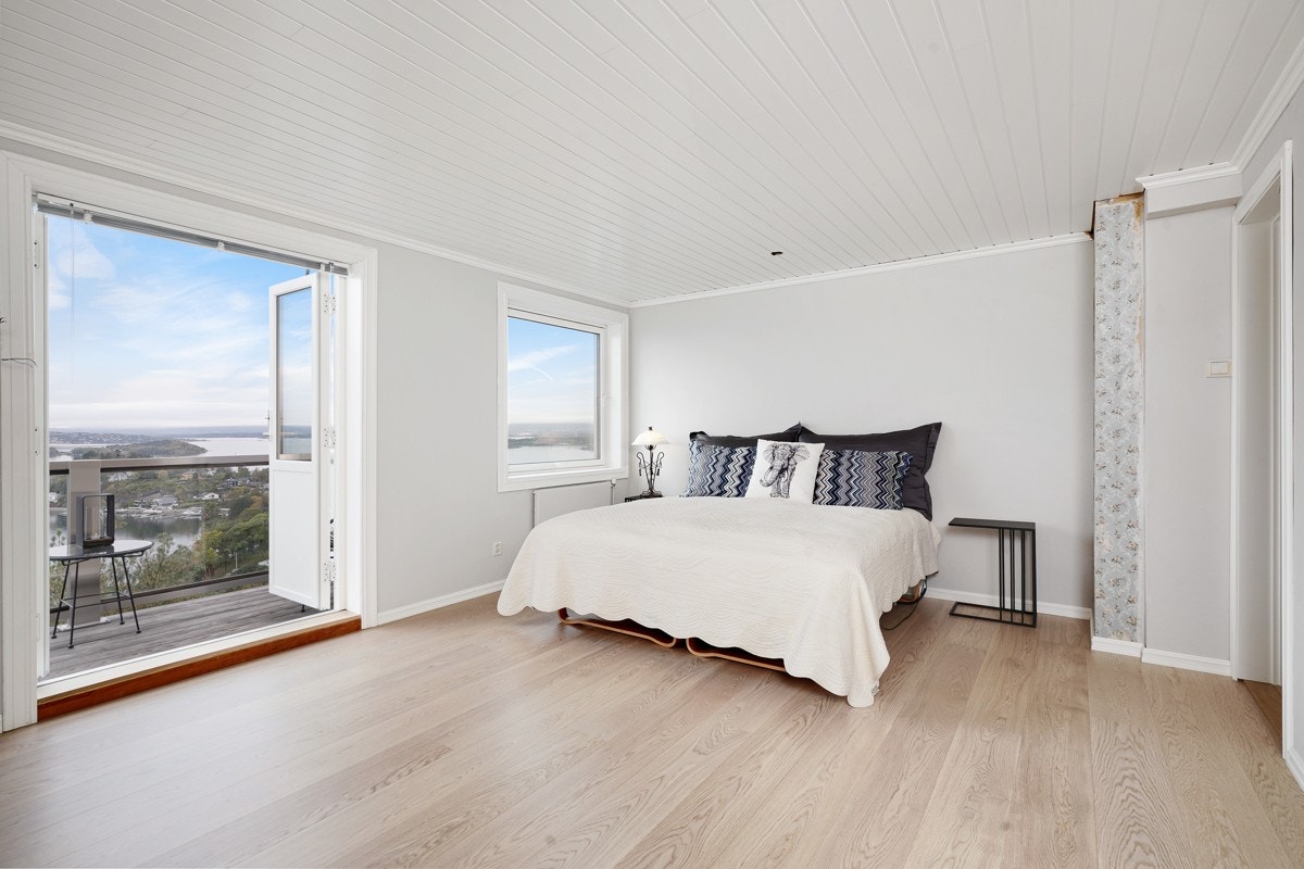 Hovedsoverommet i 1. etasje har utgang via nyere tofløyet dør til egen balkong Galleribilde