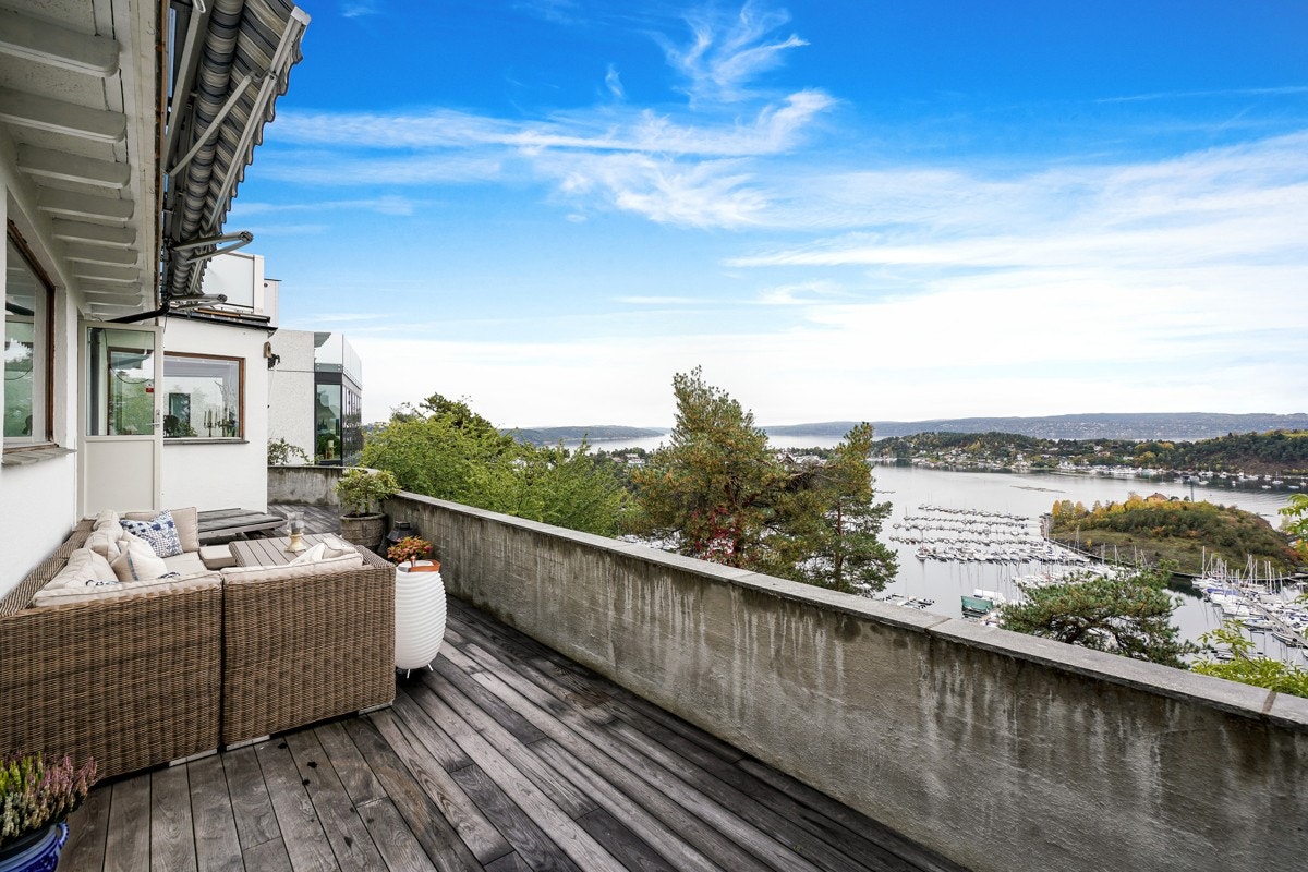 Det er romslig med plass for utemøblement og grill etc. Galleribilde