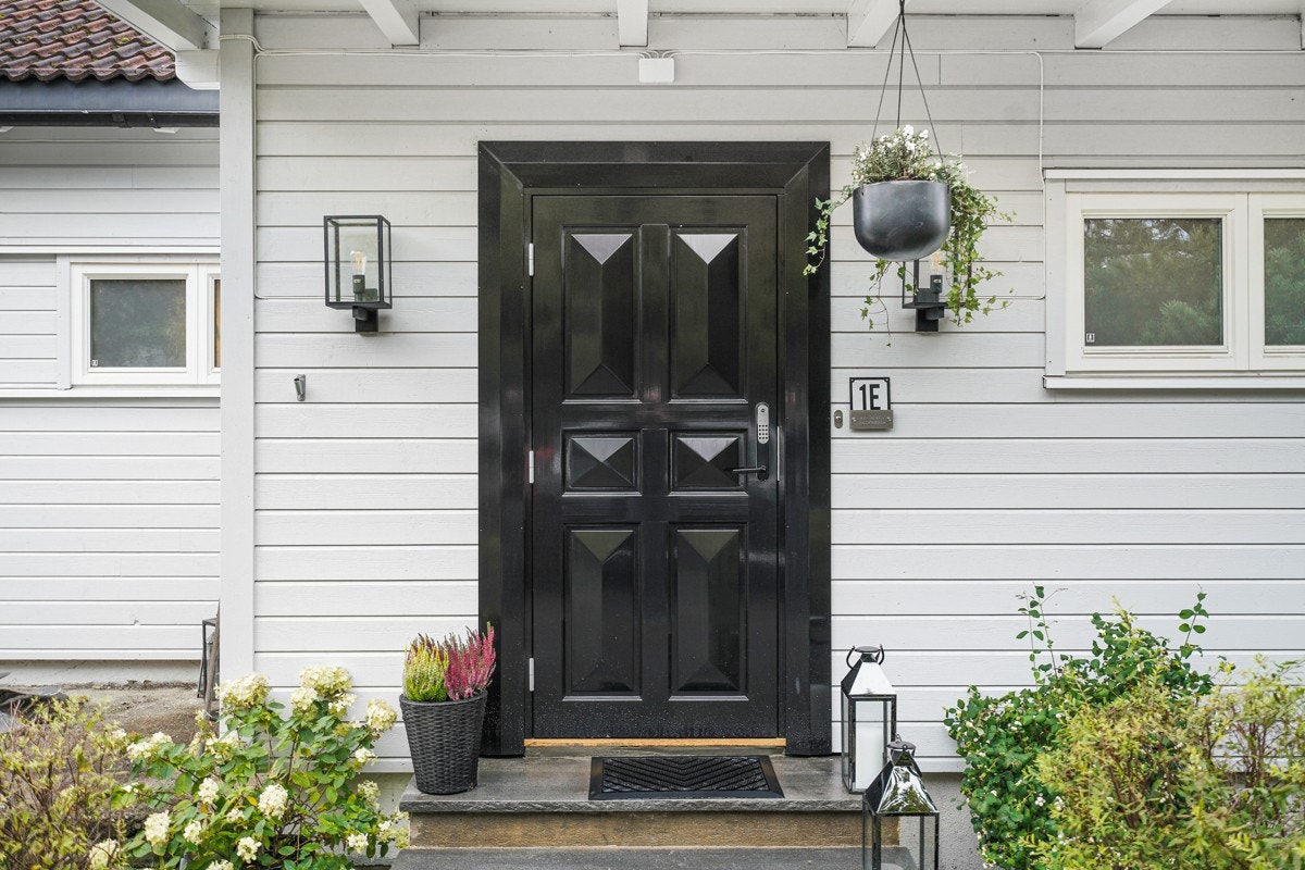 Boligen har to flotte inngangspartier med mørke dører, en til boligens hoveddel og en til leiligheten. Galleribilde