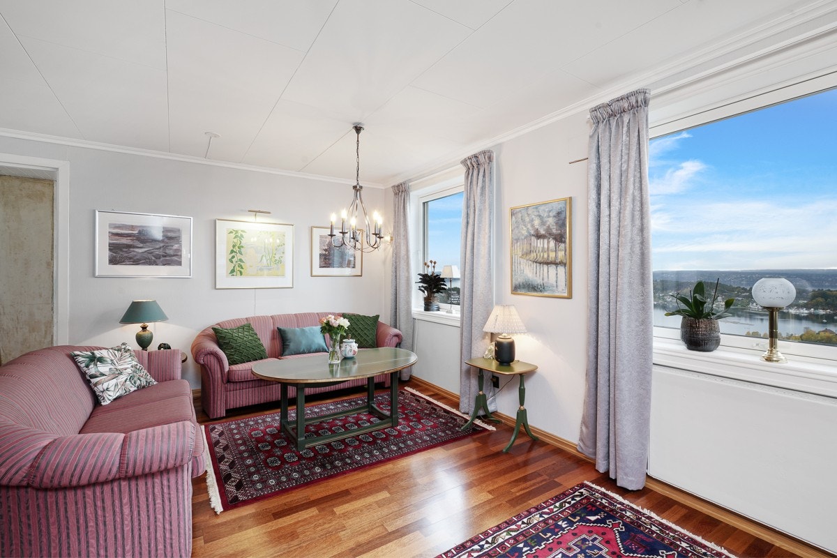 Leilighet - Stuen har plass til både sofagruppe og spisebord. Galleribilde