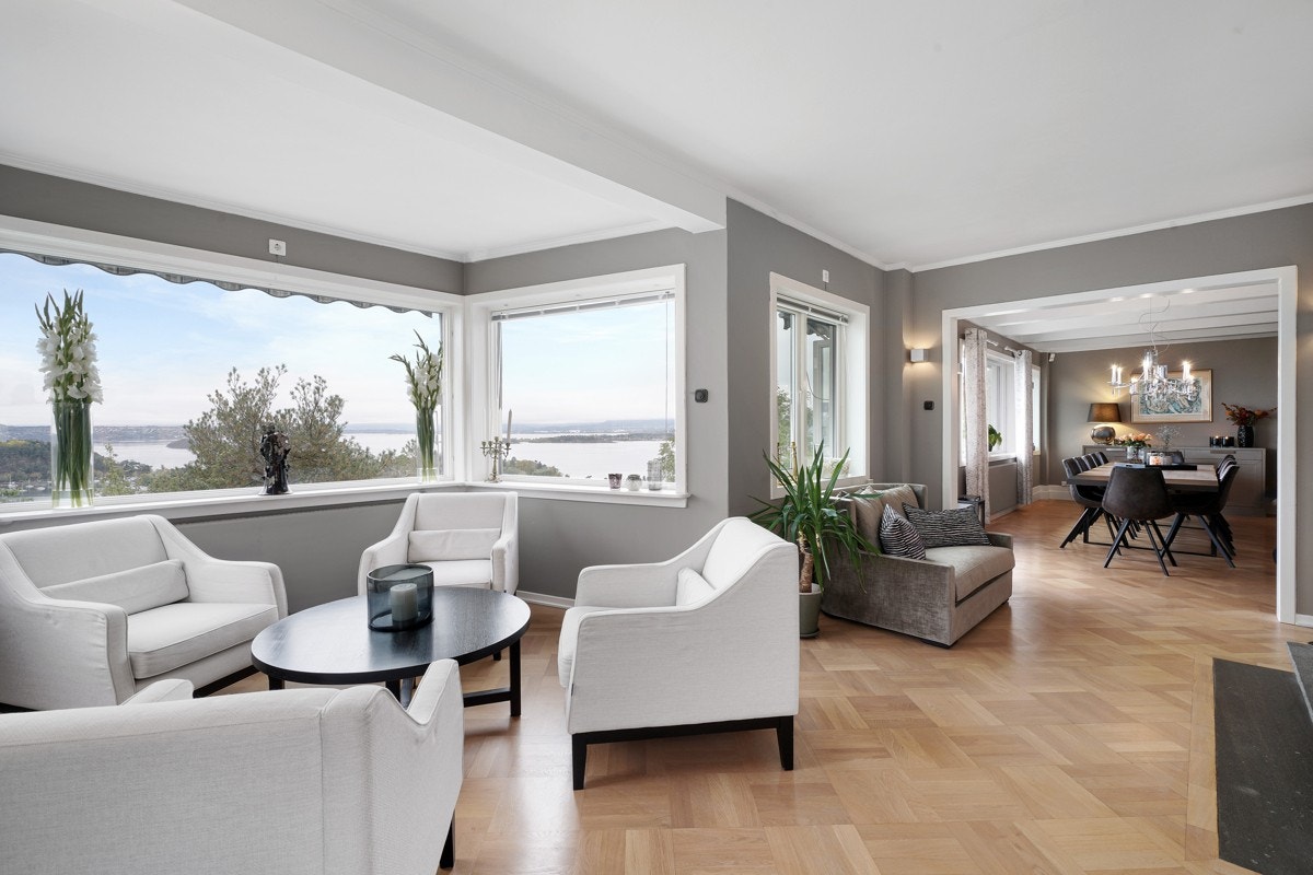 I underetasjen har boligen en innbydende stue og spisestue. Galleribilde