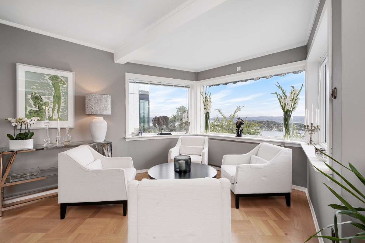 Rommene er malt i en tidsmessig farge, den hvite himlingen har synlige trebjelker og den hvitlaserte eikeparketten er blitt slipt og lakkert. Galleribilde