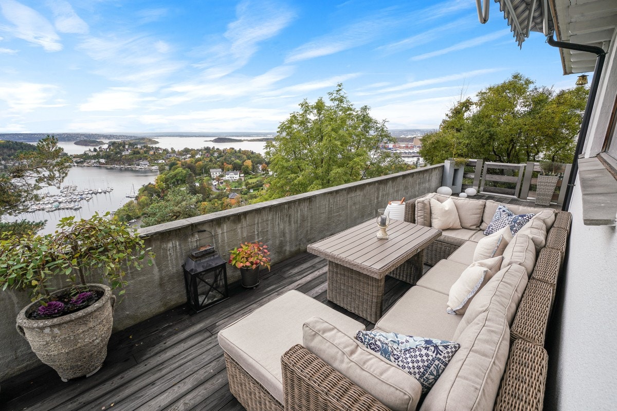 Utsikten mot fjorden er spektakulær. Galleribilde