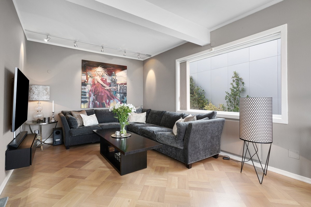 Det er god plass for stor sofaløsning med tv-møblement. Galleribilde