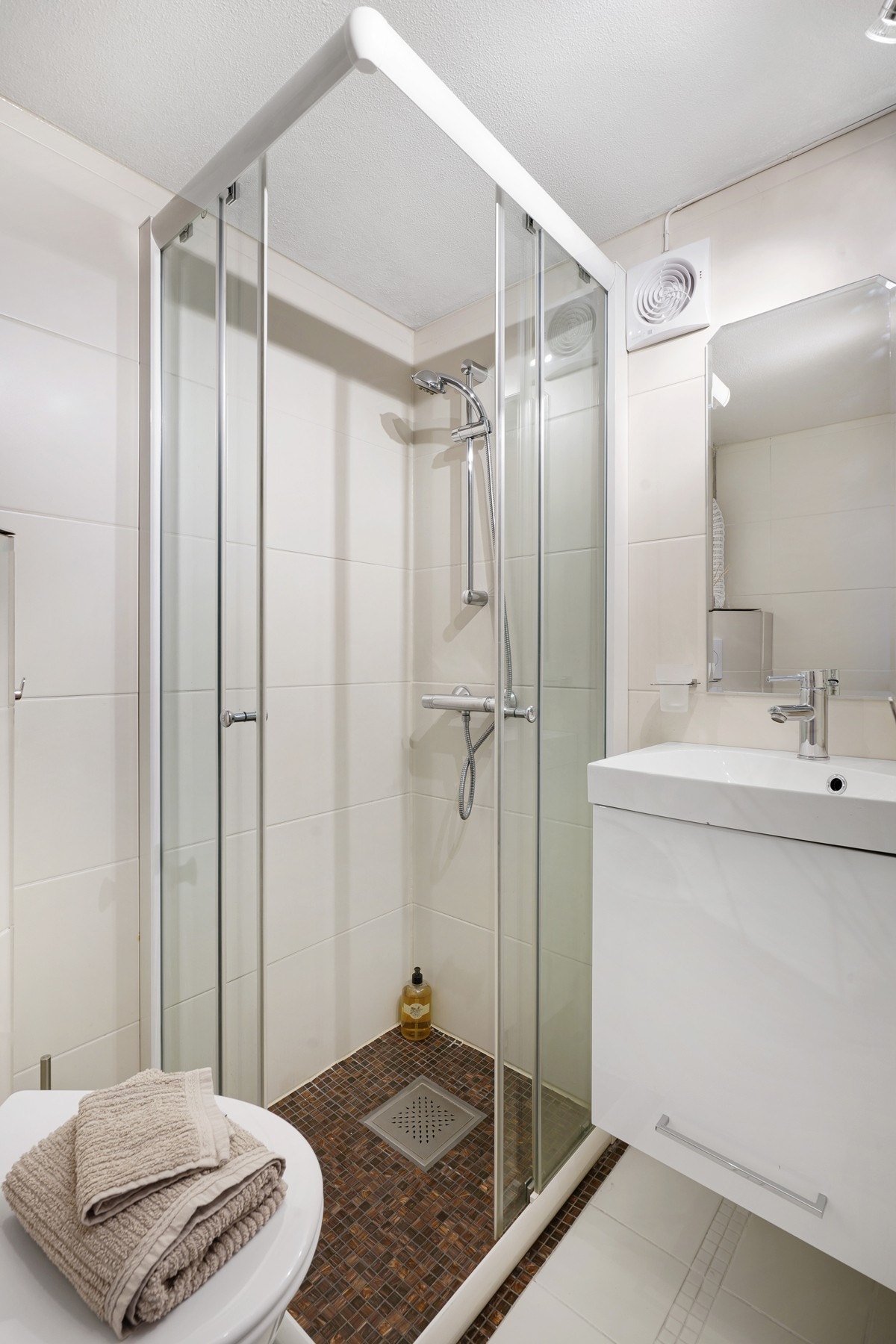 Badet i kjelleretasjen er fra år 2011/2012 og har flislagte overflater, gulvvarme og elektrisk avtrekk. Galleribilde