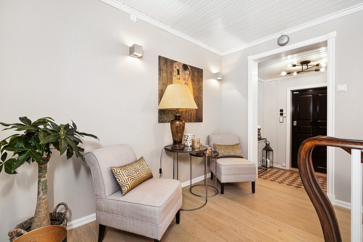 Fra entreen er det videre adkomst til en pen hall med plassbygd skap og trapp ned til boligens øvrige etasjer. Galleribilde