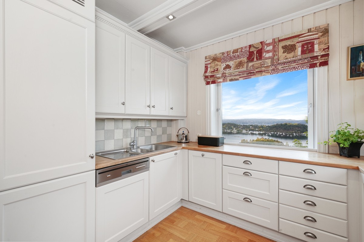 Flere vinduer ivaretar den nydelige utsikten fra kjøkkenet. Galleribilde