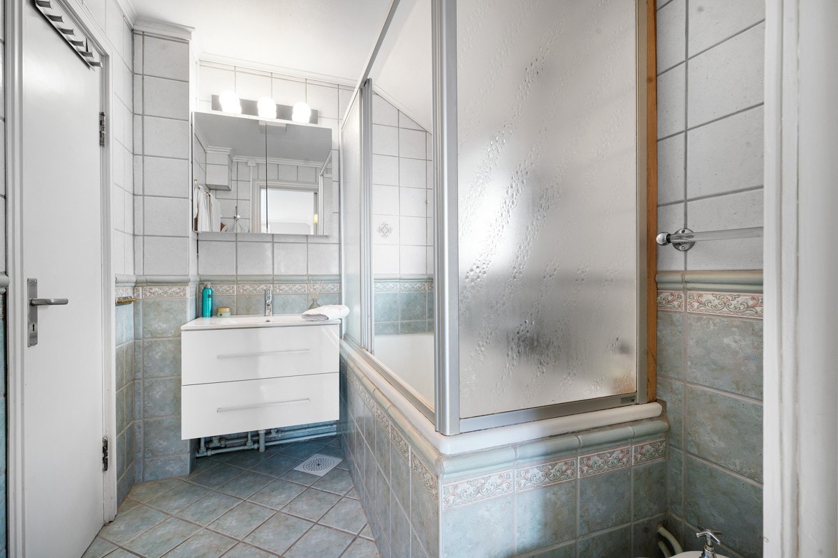 Hovedboligen har et todelt bad i første etasje og et bad fra 2011/2012 i kjelleretasjen. Her fra første del. Galleribilde