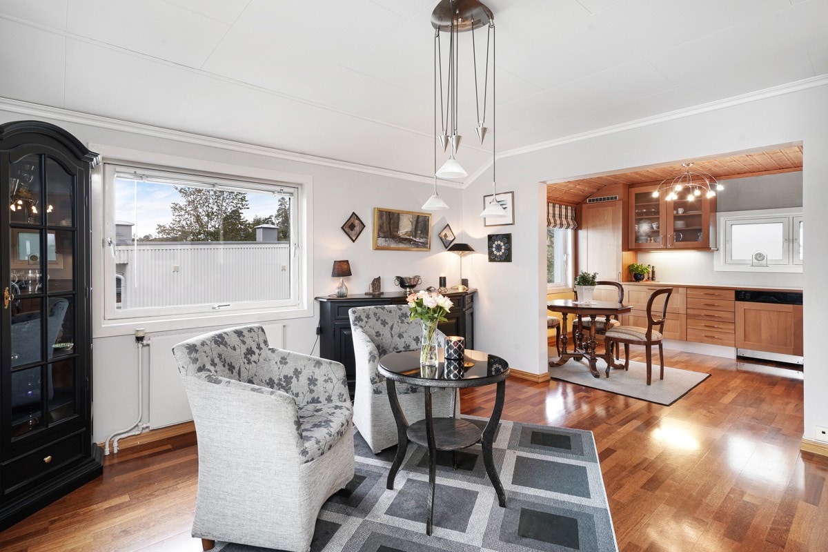 Åpen løsning i leiligheten med stue/kjøkken. Galleribilde