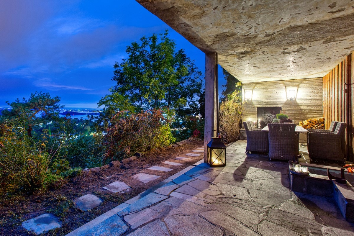 Gangen i kjelleren har utgang til vestvendt terrasse på bakkeplan. Galleribilde