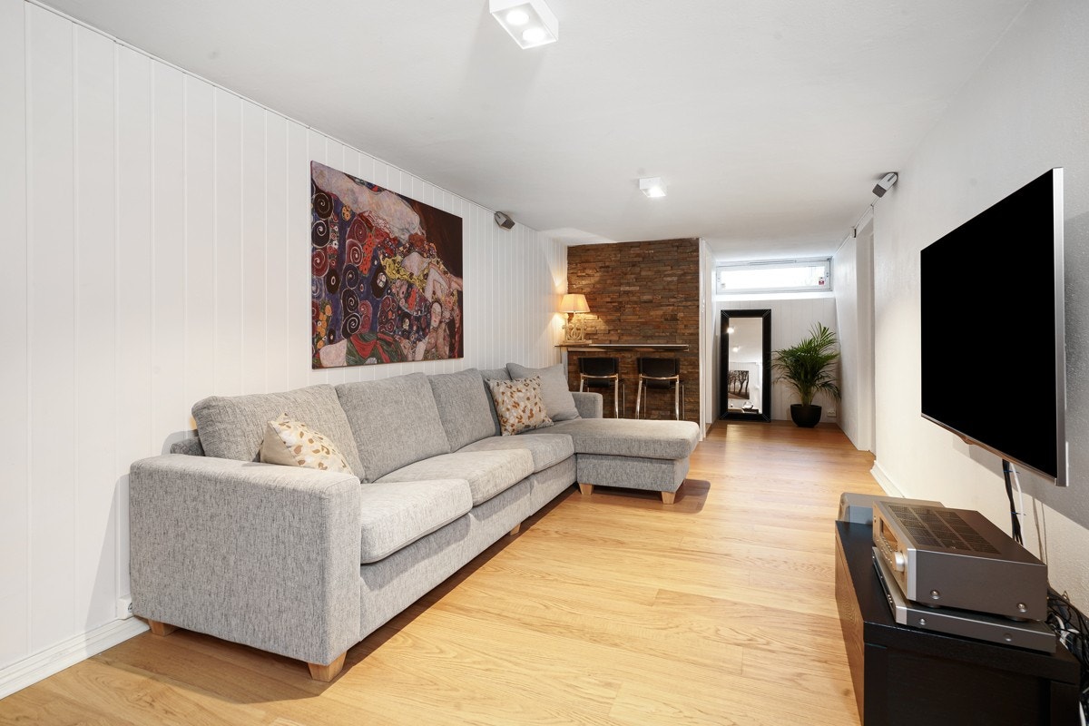 Innredet rom i kjelleren. Bad til venstre i enden av rommet, mens soverom er til høyre. Galleribilde