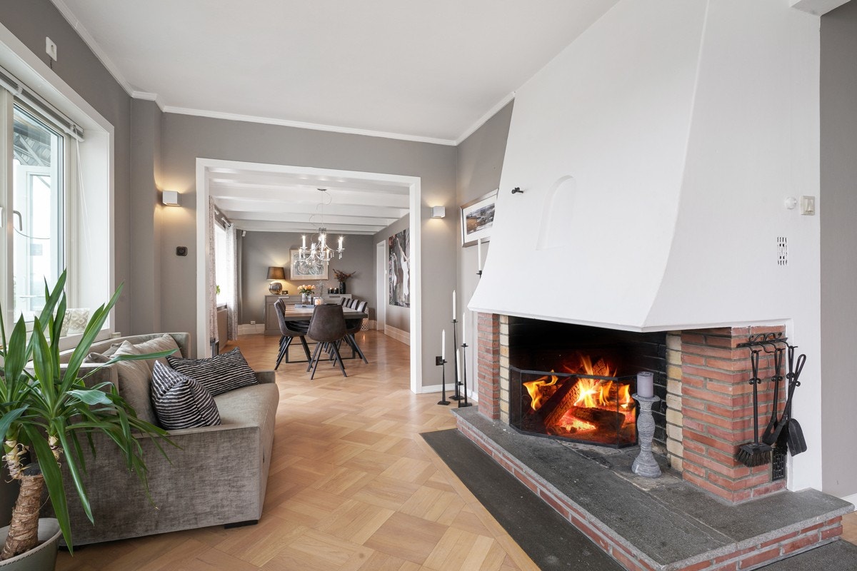 Fra stue mot spisestue. Galleribilde