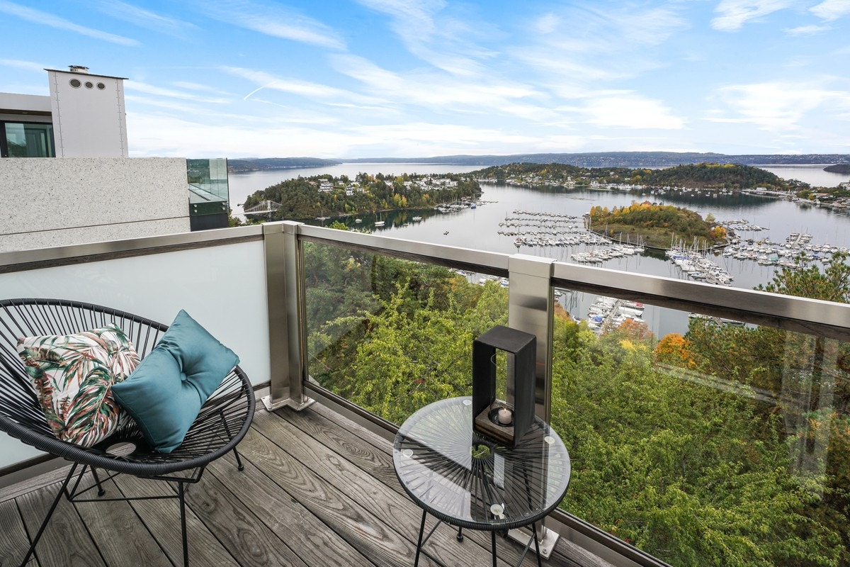 Balkongen på 4 kvm har fått nytt gulv i termoask fra Moelvv og nytt rekkverk i syrefast glass og termoask. Galleribilde