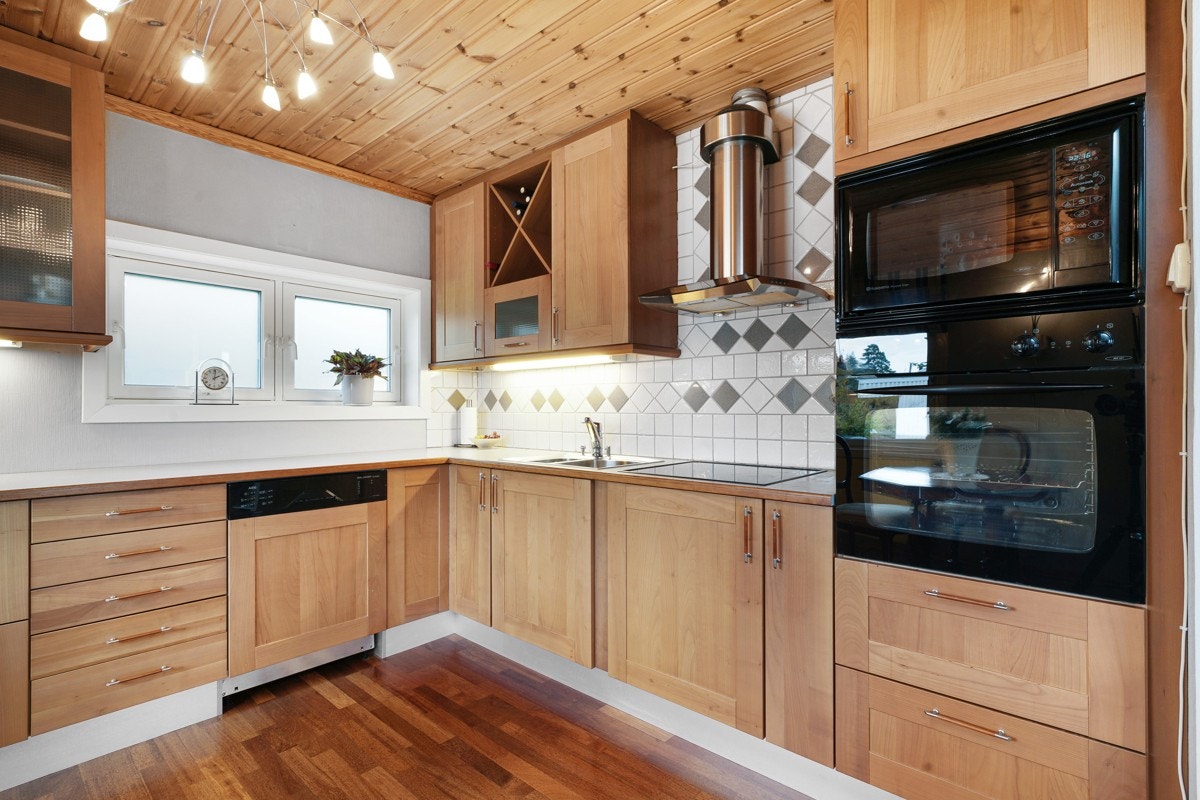 Leilighet - Kjøkkenet er utstyrt med integrert platetopp, stekeovn, mikrobølgeovn og kjøl/fryseskap. Galleribilde